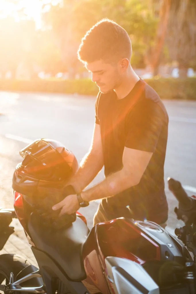 Chico enseñando moto para venderla