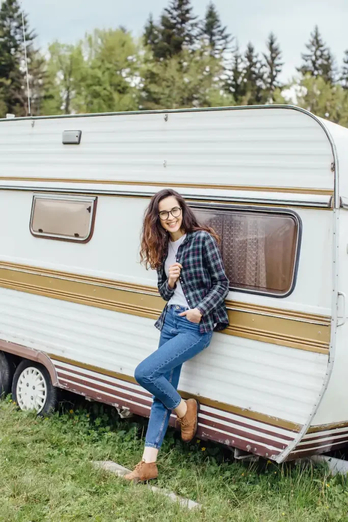 chica de vacaciones en caravana
