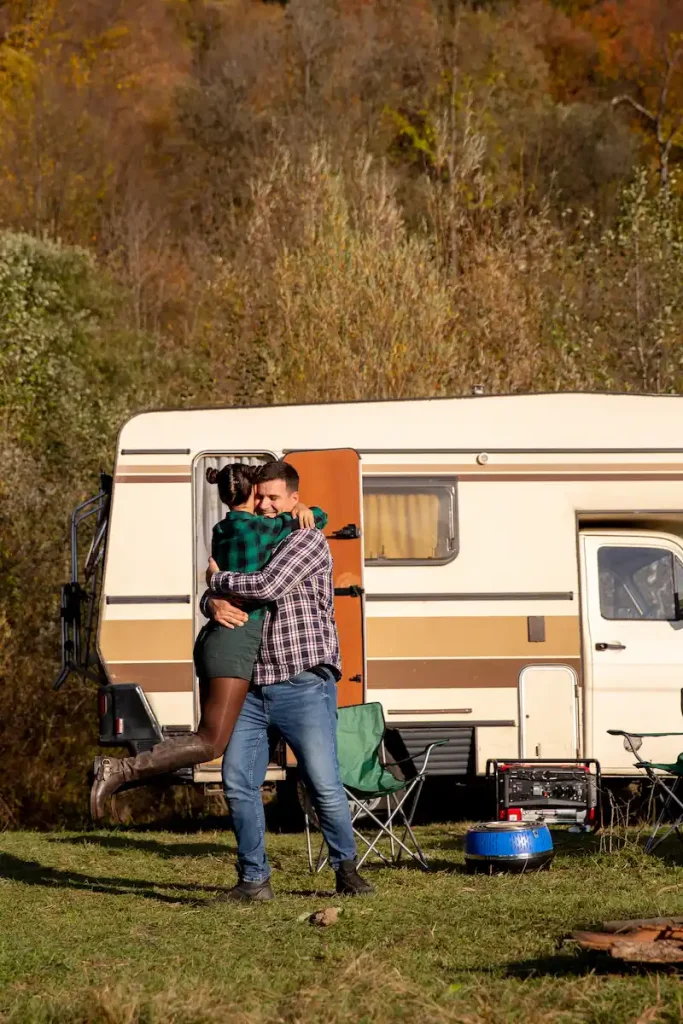Pareja de viaje en autocaravana