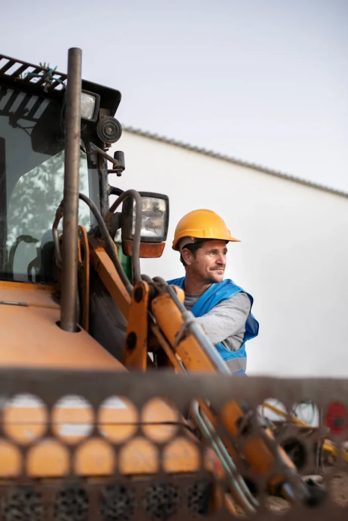 trabajador con maquinaria de obra